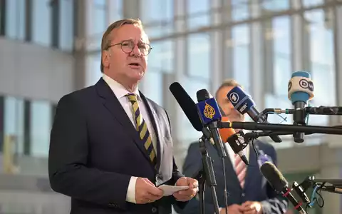 Die Marine verlegt derzeit zwei Schiffe in Richtung der Straße von Hormus - das gab Verteidigungsminister Pistorius bei einem Treffen mit seinen Nato-Kollegen in Brüssel bekannt.  - Foto: Malin Wunderlich/dpa