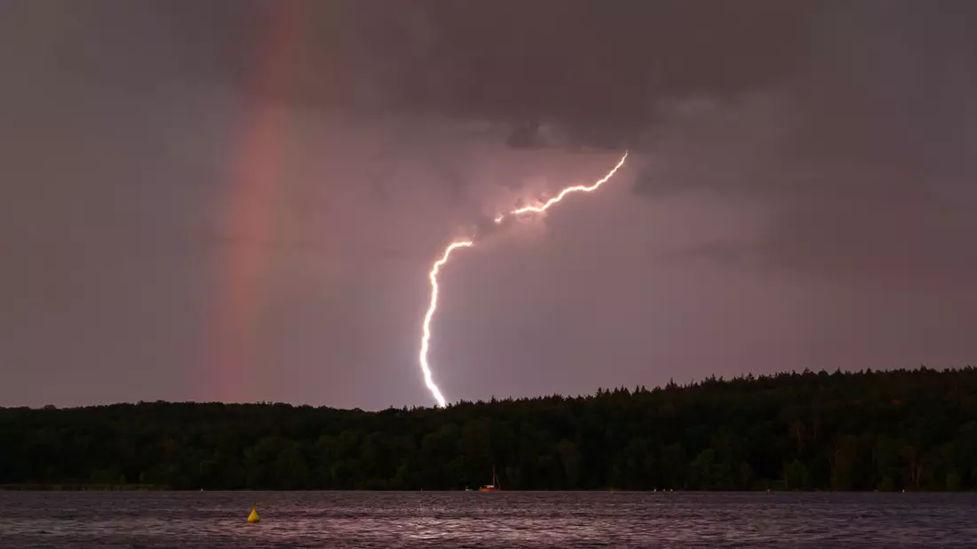 Bereits in der Nacht zum Freitag kann es schwere Gewitter geben (Symbolbild) - Bild: Georg Moritz/dpa/dpa-tmn