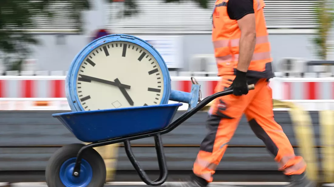 Der Achtstundentag soll nach Plänen des Bundesarbeitsministeriums grundsätzlich beibehalten werden. (Symbolbild) - Bild: Arne Dedert/dpa