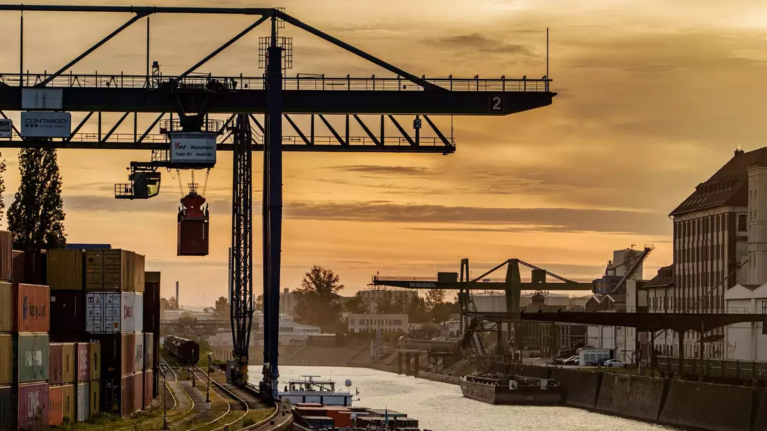 Licht am Horizont? Deutsche Wirtschaft könnte im Herbst allmählich wieder Fahrt aufnehmen. (Symbolbild) - Bild: Andreas Arnold/dpa