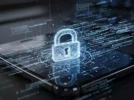 Ein Smartphone-Bildschirm zeigt ein digitales Schloss-Symbol mit fließenden Datenlinien, umgeben von einer dunklen, technologischen Umgebung. - Foto: über boerse-global.de