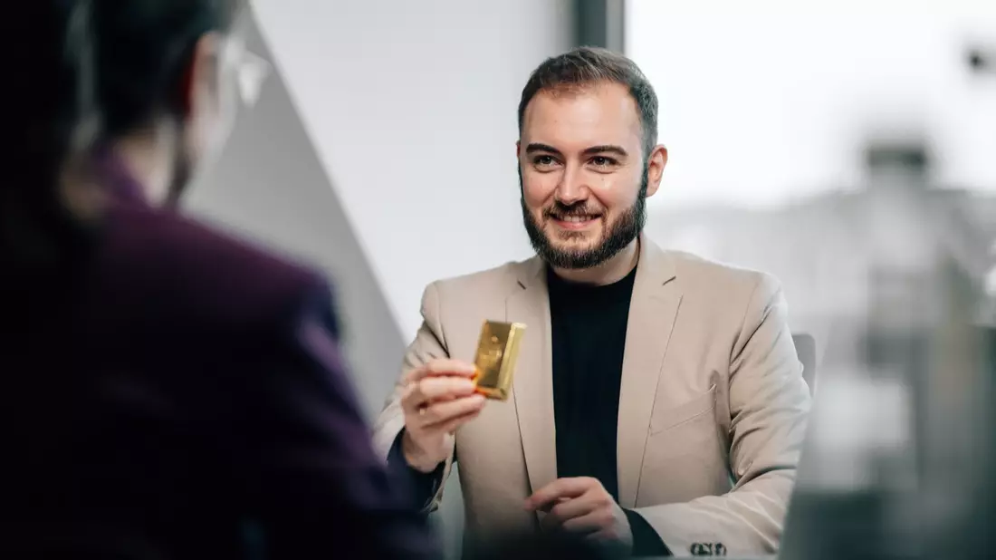 Goldene Zeiten für Arbeitgeber: Florian Krämer von GoldenBenefit zeigt, wie Unternehmen mit physischem Gold als Mitarbeiterbenefit Talente gewinnen und binden - Bild: presseportal.de