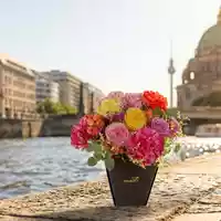 Blumengrüße für Unbekannte: am 28. Juni 2026 ist wieder Lonely Bouquet Day / Hunderte Fleurop-Fachgeschäfte und Blumenfans beteiligen sich an der internationalen Mitmach-Aktion - Foto: presseportal.de