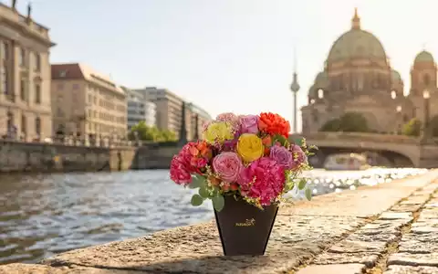 Blumengrüße für Unbekannte: am 28. Juni 2026 ist wieder Lonely Bouquet Day / Hunderte Fleurop-Fachgeschäfte und Blumenfans beteiligen sich an der internationalen Mitmach-Aktion - Foto: presseportal.de