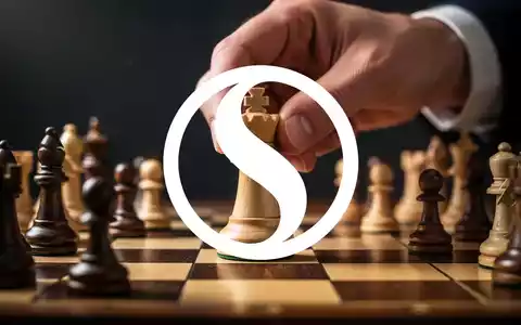 Eine Hand setzt eine Schachfigur fest auf ein Schachbrett, um eine strategische Konsolidierung und eine starke Marktposition zu symbolisieren. - Foto: über boerse-global.de