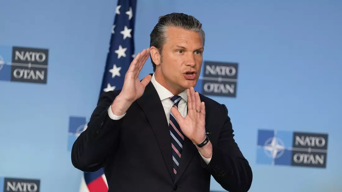 US-Verteidigungsminister Pete Hegseth findet klare Worte.  - Bild: Virginia Mayo/AP/dpa
