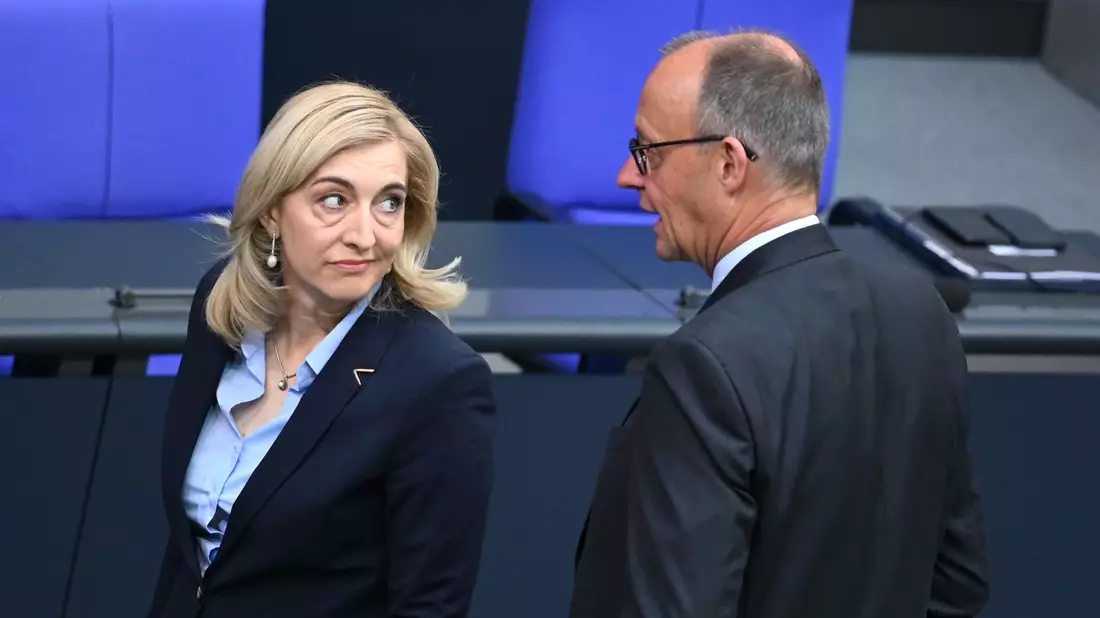 Ministerin Nina Warken hat das Sparziel für 2027 noch erhöht. (Archivbild) - Bild: Elisa Schu/dpa