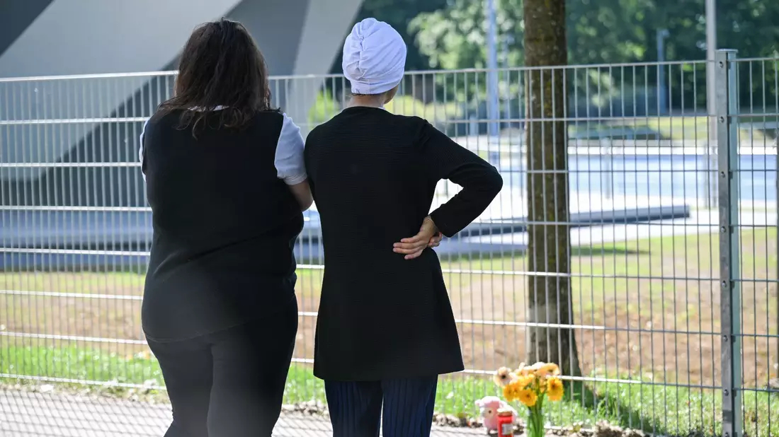Die Fassungslosigkeit in Schorndorf ist groß. - Bild: Jason Tschepljakow/dpa