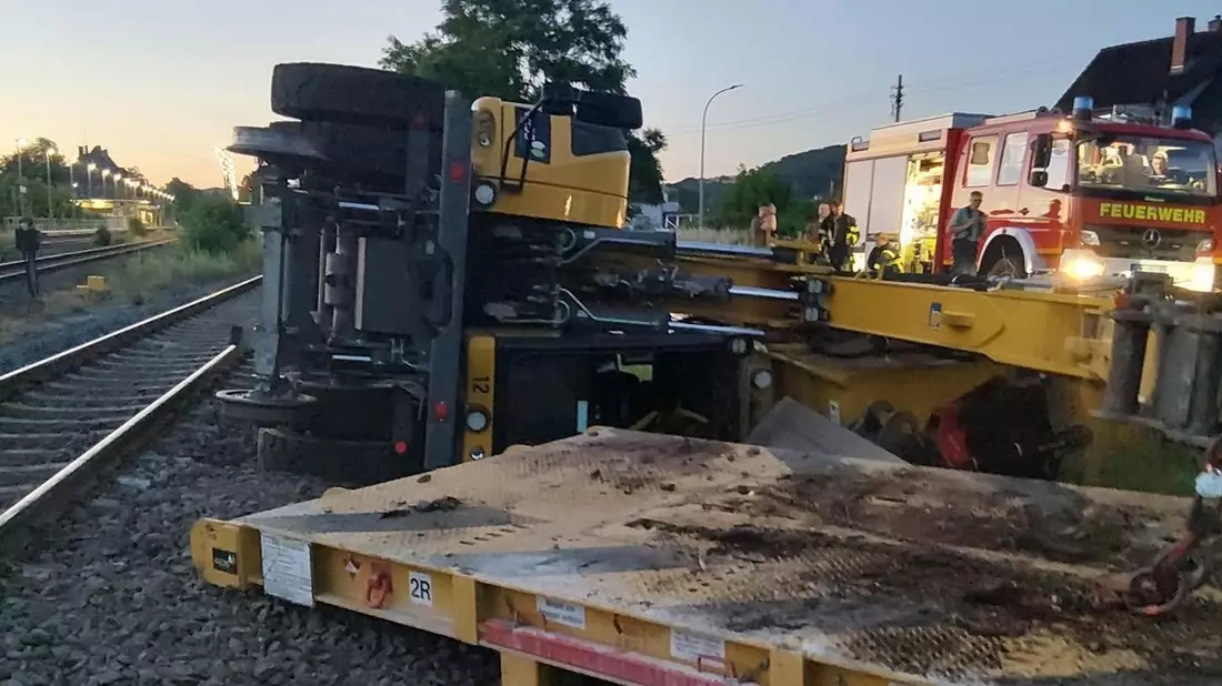 BPOL-KL: Arbeitsunfall - Gleisbagger kippt neben Bahnstrecke - Bild: presseportal.de