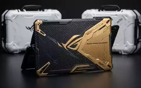 Asus ROG Flow Z13 x Kojima Productions Edition tablet in gold and black with a carbon fiber back panel, next to a white carrying case. - Foto: über boerse-global.de