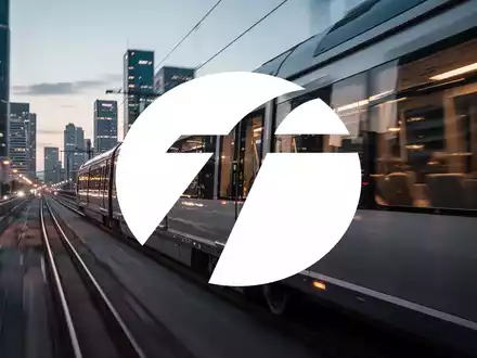 Moderner Zug fährt durch eine Stadtlandschaft bei Dämmerung, der Bewegung und finanzielle Dynamik symbolisiert. - Foto: über boerse-global.de