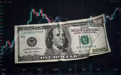 Eine einzelne US-Dollarnote mit einem subtilen, abwärts gerichteten Graph im Hintergrund, der eine verfehlte Erwartung symbolisiert. - Foto: über boerse-global.de