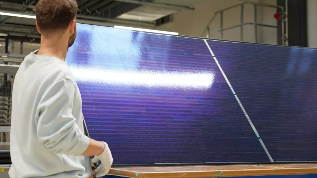 Perowskit-Silizium-Solarzellen treffen auf Matrix-Schindel-Verschaltung / Kooperation zwischen Oxford PV und Fraunhofer ISE - Bild: presseportal.de