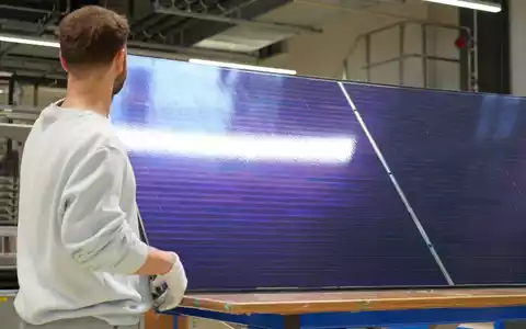Perowskit-Silizium-Solarzellen treffen auf Matrix-Schindel-Verschaltung / Kooperation zwischen Oxford PV und Fraunhofer ISE - Foto: presseportal.de