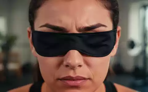 Nahaufnahme einer Person mit verbundenen Augen, die Konzentration und Fokus bei einer Gleichgewichtsübung zeigt. - Foto: über boerse-global.de