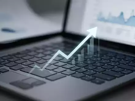 Close-up of a laptop keyboard with an upward arrow graphic, symbolizing rising prices in technology. - Foto: über boerse-global.de