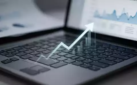 Close-up of a laptop keyboard with an upward arrow graphic, symbolizing rising prices in technology. - Foto: über boerse-global.de