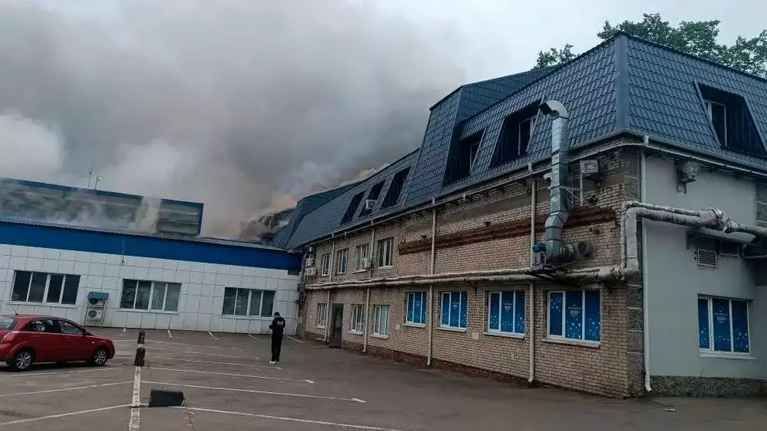 Bei dem Angriff auf die Moskauer Raffinerie wurden auch Gebäude im Umland der Hauptstadt beschädigt.  - Bild: Moscow Region Governor/AP/dpa