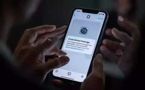 Nahaufnahme eines Smartphone-Bildschirms mit einer betrügerischen Phishing-Nachricht, die eine offizielle Apple-Meldung imitiert. - Foto: über boerse-global.de