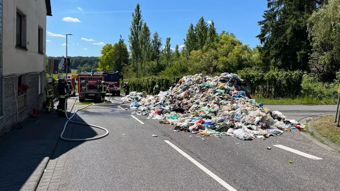 POL-PDMT: Hirschberg. Akkus verursachen Brand eines Müllcontainers - Bild: presseportal.de