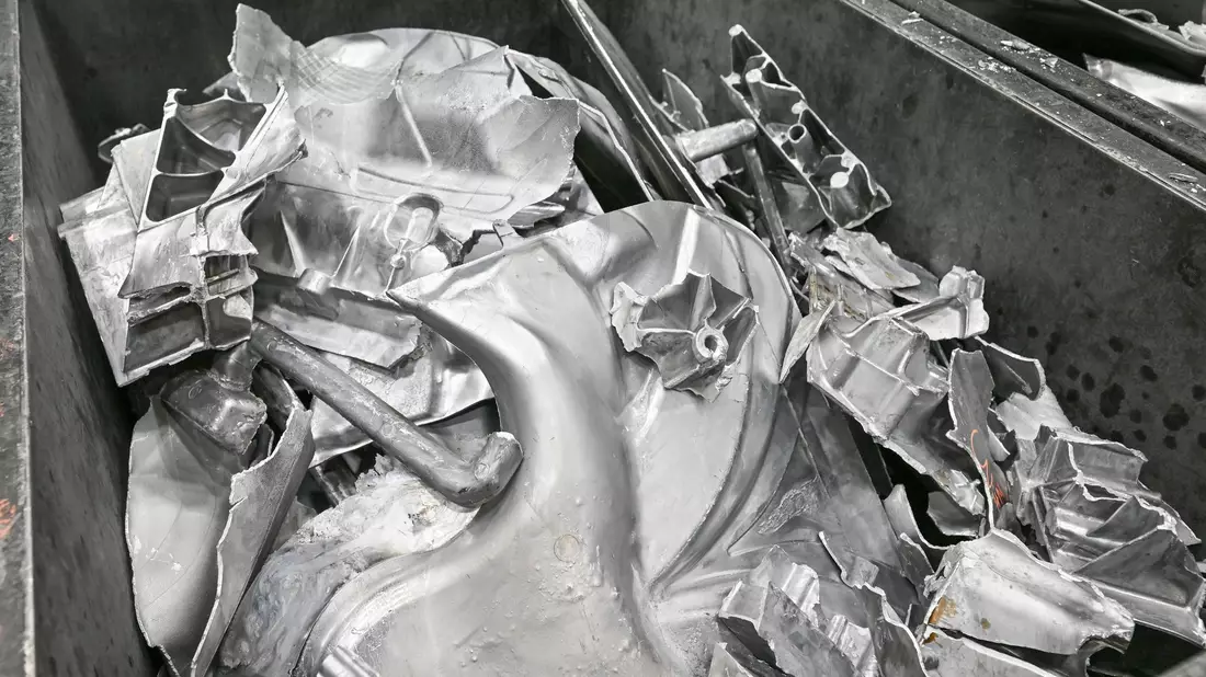 Aluminium aus Autoteilen soll künftig öfter wiederverwendet werden. (Symbolbild) - Bild: Patrick Pleul/dpa