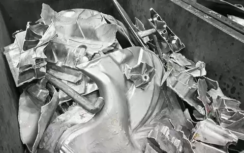 Aluminium aus Autoteilen soll künftig öfter wiederverwendet werden. (Symbolbild) - Foto: Patrick Pleul/dpa