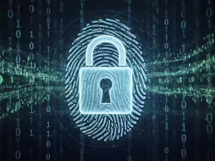 Ein stilisiertes digitales Vorhängeschloss-Symbol über einem biometrischen Fingerabdruck-Scan mit fließendem Binärcode im Hintergrund. - Foto: über boerse-global.de