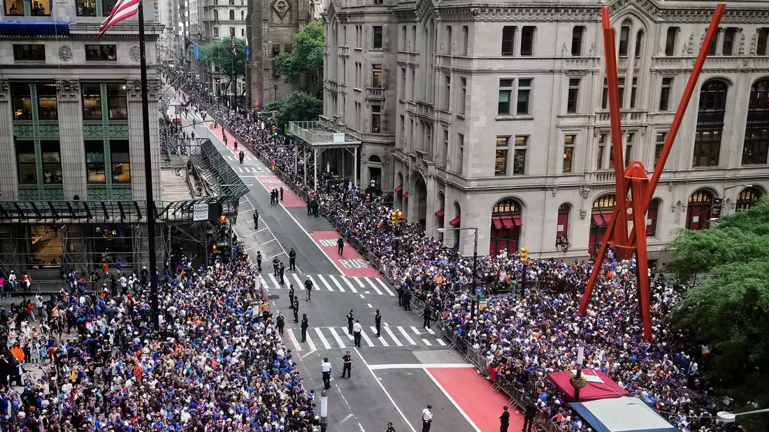 Der Andrang zur Knicks-Parade in New York war riesig.  - Bild: Richard Drew/AP/dpa