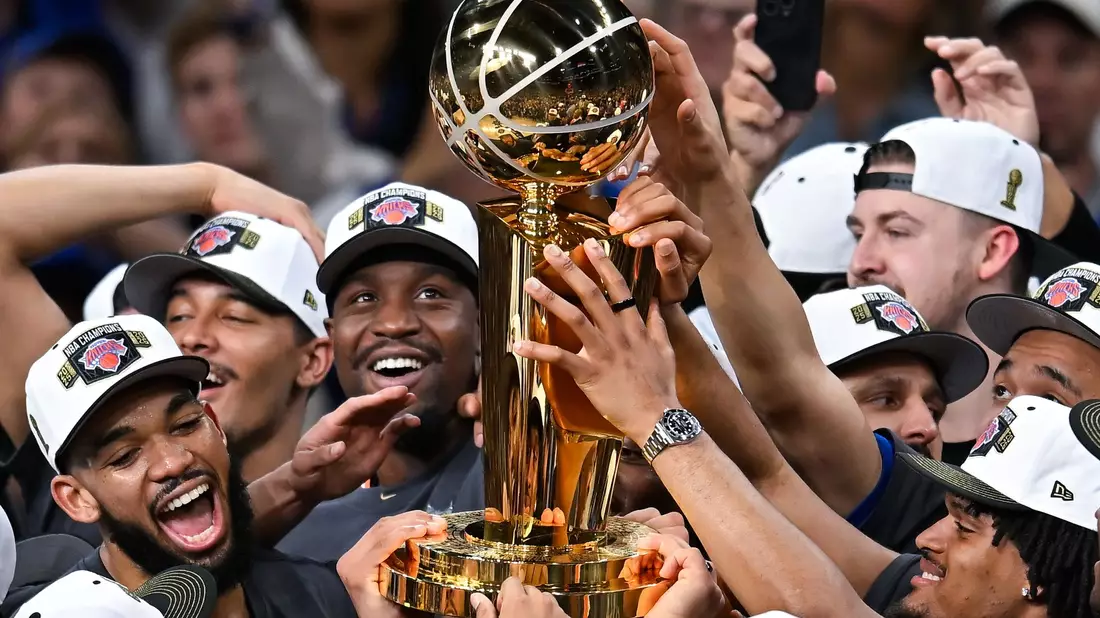 Die New York Knicks feiern mit der Larry-O'Brien-Meisterschaftstrophäe den NBA-Titel. Nun besuchen sie das Weiße Haus. (Archivbild) - Bild: Darren Abate/AP photo/dpa