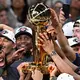 Die New York Knicks feiern mit der Larry-O'Brien-Meisterschaftstrophäe den NBA-Titel. Nun besuchen sie das Weiße Haus. (Archivbild) - Bild: Darren Abate/AP photo/dpa