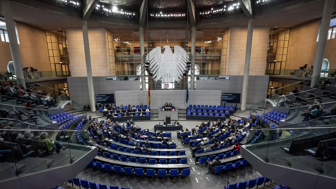 Der Bundestag soll etwas später über das Sparpaket für stabile Kassenbeiträge abstimmen. (Archivbild) - Bild: Michael Kappeler/dpa