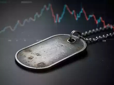 Eine einzelne, angelaufene militärische Erkennungsmarke auf einer dunklen Oberfläche, im Hintergrund eine angedeutete fallende Finanzkurve. - Foto: über boerse-global.de