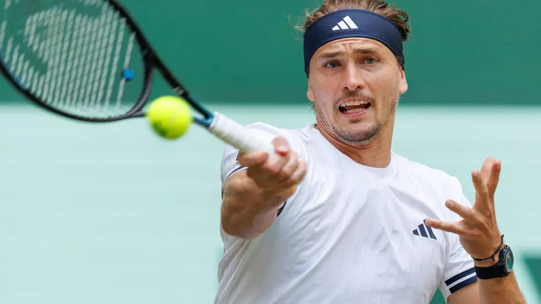 Alexander Zverev zeigte im Achtelfinale des Rasenturniers in Halle einen guten Auftritt.  - Bild: Friso Gentsch/dpa
