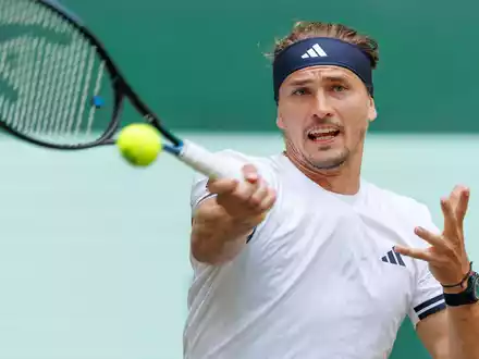 Alexander Zverev zeigte im Achtelfinale des Rasenturniers in Halle einen guten Auftritt. - Foto: Friso Gentsch/dpa
