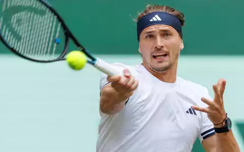 Alexander Zverev zeigte im Achtelfinale des Rasenturniers in Halle einen guten Auftritt.  - Foto: Friso Gentsch/dpa