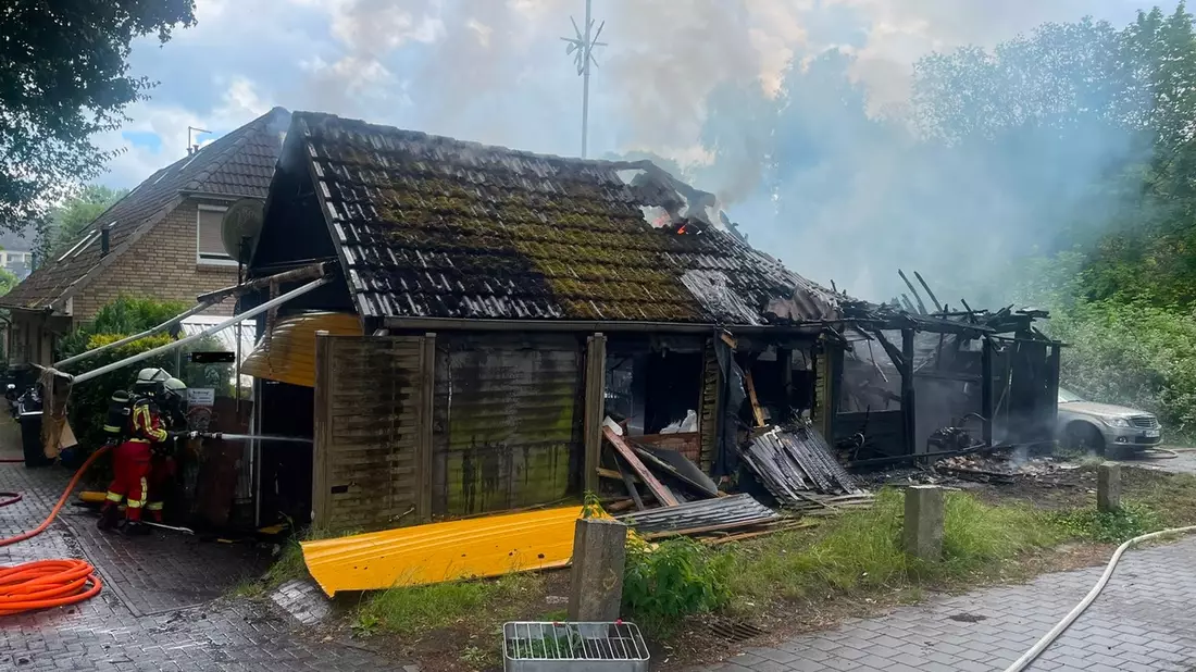 FW Neumünster: Garagenbrand in Neumünster-Wittorf - Bild: presseportal.de