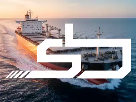 Ein modernes Massengutfrachterschiff fährt bei Sonnenaufgang durch ruhiges Wasser, symbolisierend Stärke und klare Strategie. - Foto: über boerse-global.de