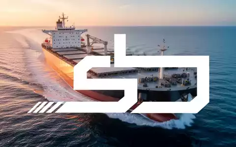 Ein modernes Massengutfrachterschiff fährt bei Sonnenaufgang durch ruhiges Wasser, symbolisierend Stärke und klare Strategie. - Foto: über boerse-global.de
