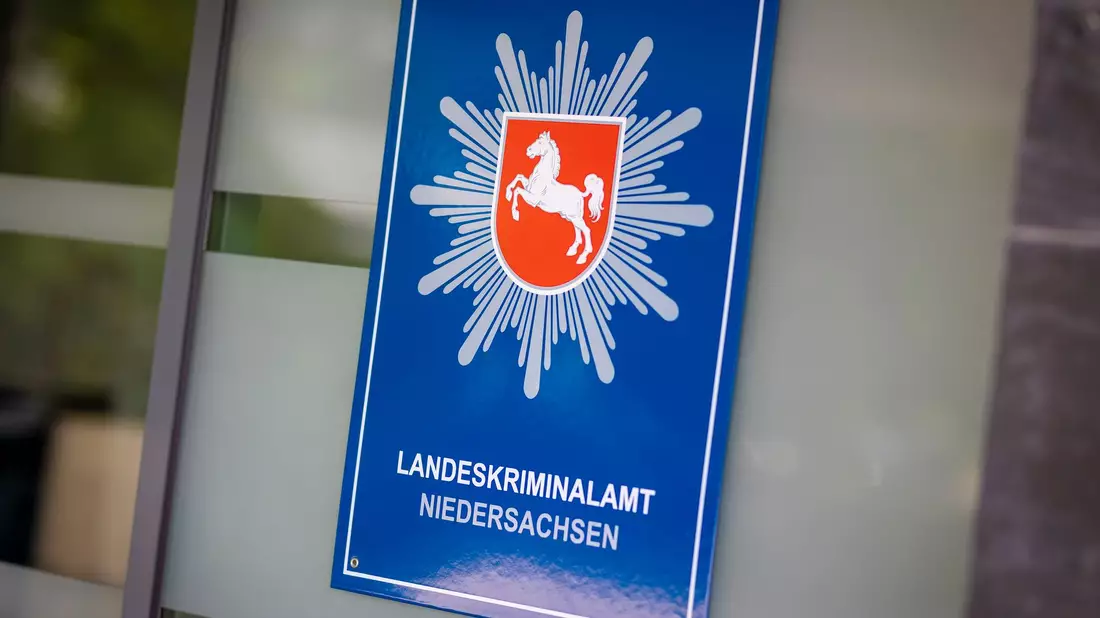 Ein geflohener Mörder ist wieder gefasst. (Symbolbild)  - Bild: Moritz Frankenberg/dpa