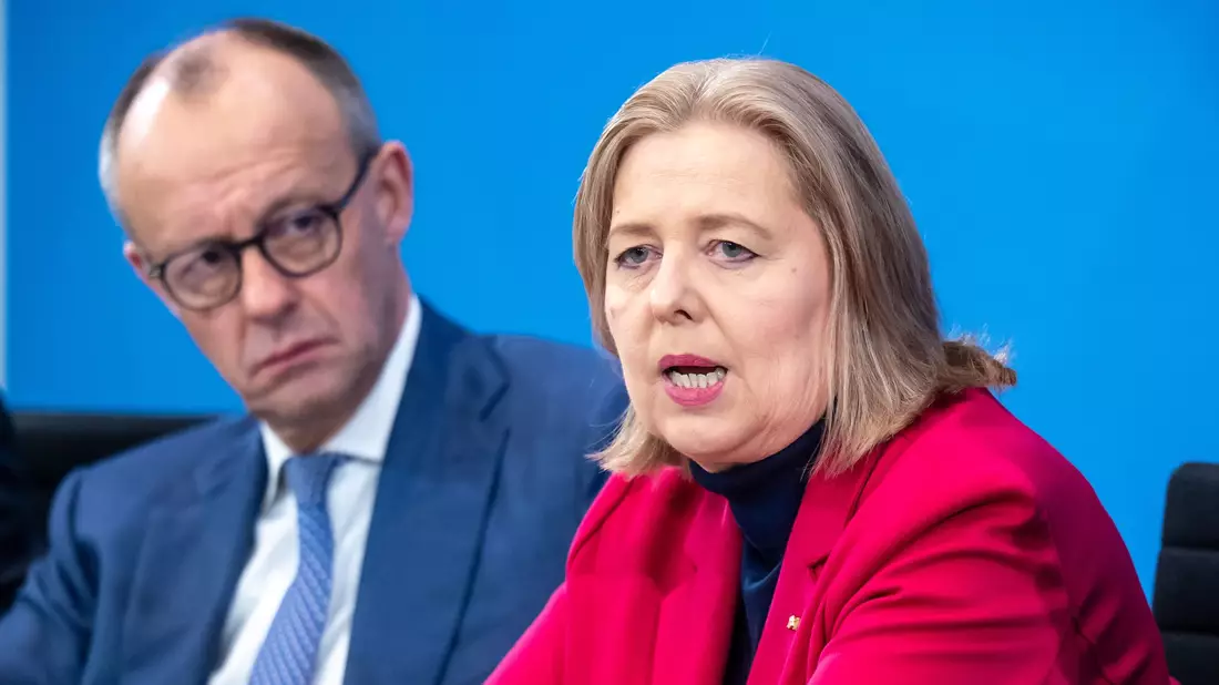 Kanzler Merz und Arbeitsministerin Bas bekommen am Dienstag den Rentenbericht. - Bild: Michael Kappeler/dpa