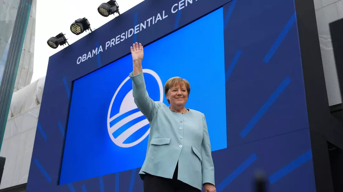 Ex-Bundeskanzlerin Merkel ist überraschend bei der Einweihung des Obama-Centers. - Bild: Alex Brandon/AP/dpa