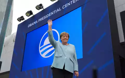 Ex-Bundeskanzlerin Merkel ist überraschend bei der Einweihung des Obama-Centers. - Foto: Alex Brandon/AP/dpa