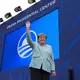 Ex-Bundeskanzlerin Merkel ist überraschend bei der Einweihung des Obama-Centers. - Bild: Alex Brandon/AP/dpa