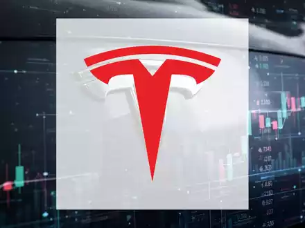 Nahaufnahme eines Tesla-Logos mit einer verschwommenen Silhouette von Elon Musk im Hintergrund und abstrakten Finanzdaten. - Foto: über boerse-global.de