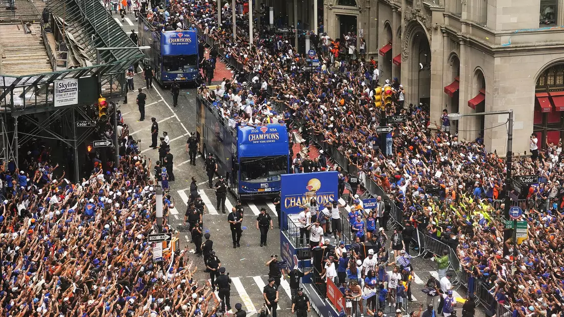 Der Andrang zur Knicks-Parade in New York war riesig.  - Bild: Richard Drew/AP/dpa