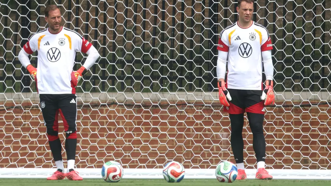 Oliver Baumann (l.) musste für Neuer (r.) den Platz im DFB-Tor wieder räumen.  - Bild: Jan Woitas/dpa