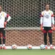Oliver Baumann (l.) musste für Neuer (r.) den Platz im DFB-Tor wieder räumen.  - Bild: Jan Woitas/dpa