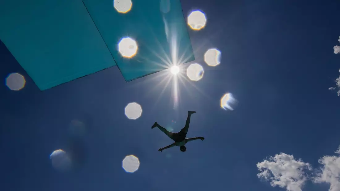 Sprung ins kühle Nass: Vielerorts haben Menschen Abkühlung in Freibädern gesucht. (Symbolbild) - Bild: Rolf Vennenbernd/dpa