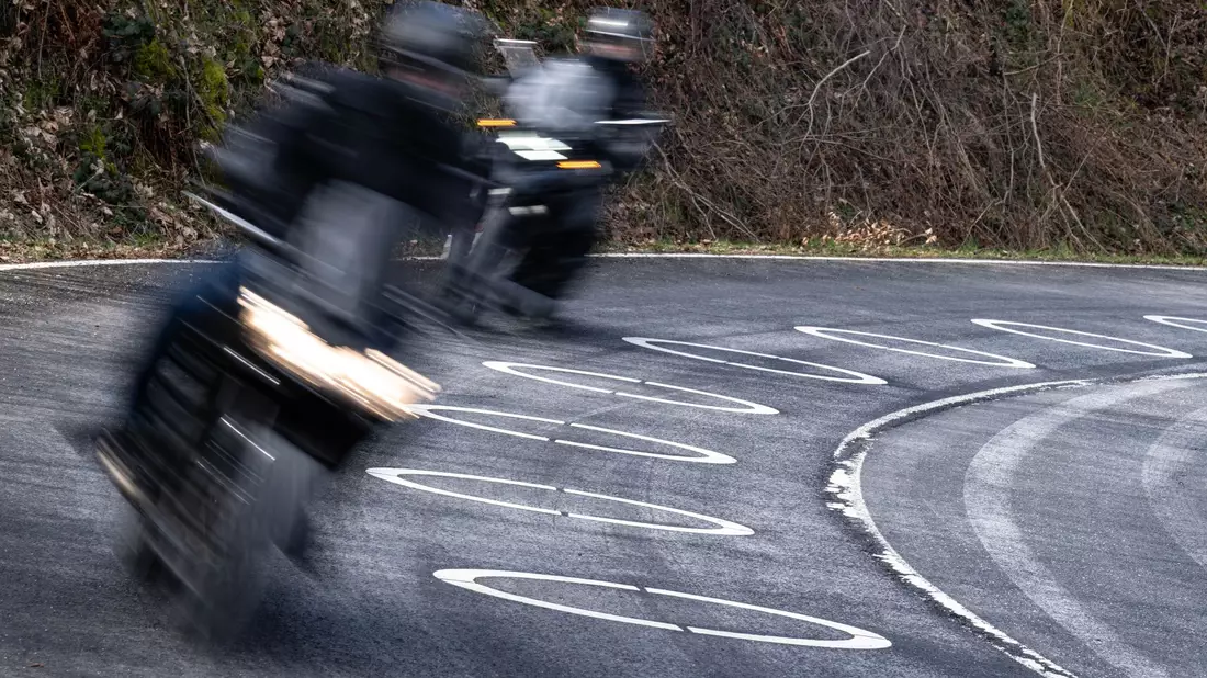Ein verurteilter Straftäter ist bei einem Freigang mit seinem Motorrad davongefahren. (Symbolbild) - Bild: Benjamin Westhoff/dpa