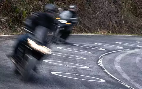 Ein verurteilter Straftäter ist bei einem Freigang mit seinem Motorrad davongefahren. (Symbolbild) - Foto: Benjamin Westhoff/dpa